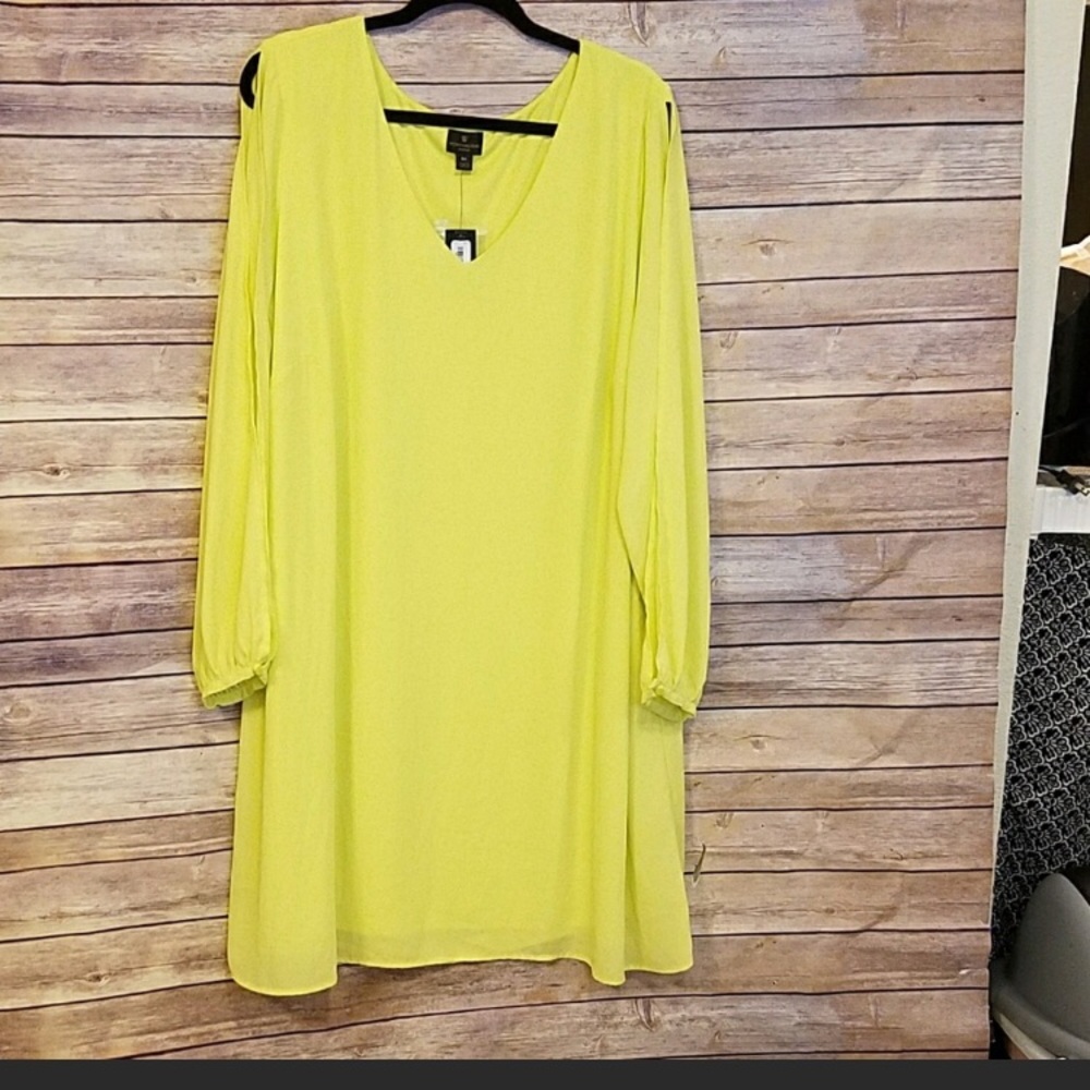 Never worn, classy dress.